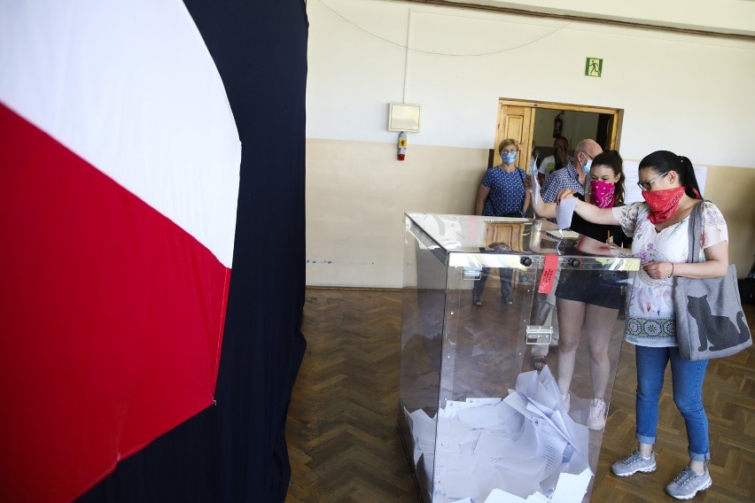 Wybory 2020. Polacy licznie głosują w wyborach prezydenckich [FREKWENCJA 12.00]