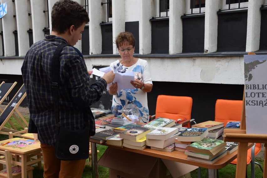 Wymień, sprzedaj, wygraj! Wymienialnia Książek przed Miejską Biblioteką Publiczną w Koninie