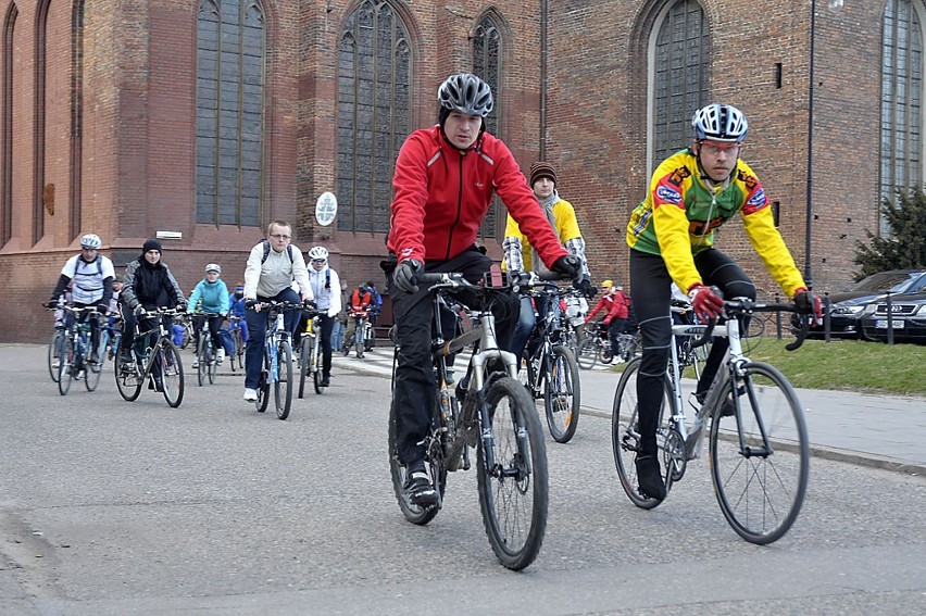 Trójmiasto: Nocny przejazd rowerowy dla Jana Pawła II - zobacz zdjęcia