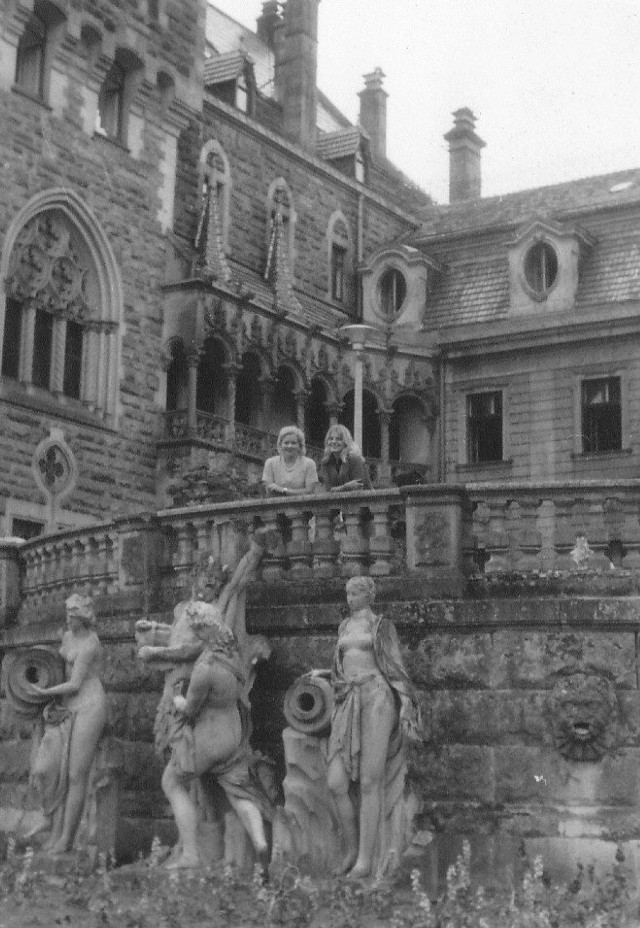 Zdjęcie z 1973r. Zamek tak bardzo zafascynował mnie swoją bajecznością, że często do niego wracałam.