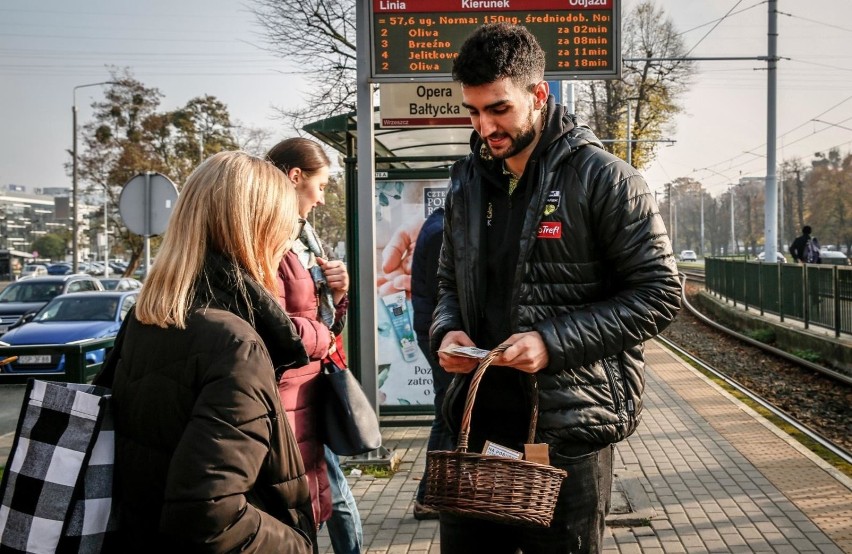 Pawel Halaba i Marcin Janusz rozdawali w Gdańsku kawę i...