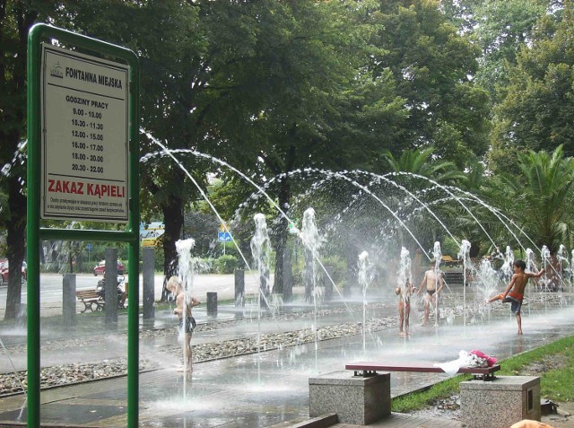 Zakaz kąpieli w fontannie przy placu Piłsudskiego w Gliwicach - obowiązuje od dziś.
