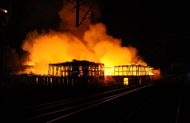 Pożar starej cegielni w Szczecinie. W akcji 11 jednostek straży [foto]