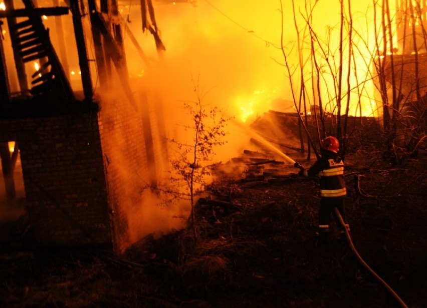 Pożar starej cegielni przy ul. Nad Odrą gasiło czternaście...