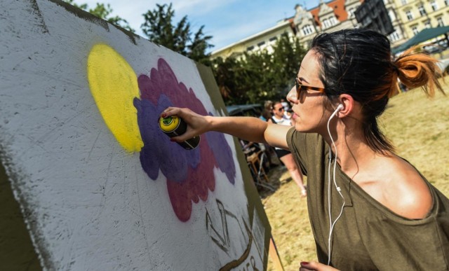 W Bydgoszczy trwa właśnie kolejna edycja Bite-Art Festivalu, czyli imprezy w całości poświęconej kulturze i sztuce Bydgoszczy. Za nami pierwsze dni wydarzenia. A co przed nami? Przekonajcie się!

ZOBACZ: VI Terenowa Masakra w Bydgoszczy. Bieg dla prawdziwych twardzieli! [nowe zdjęcia]

Bite-Art Festival potrwa w Bydgoszczy do 16 czerwca. Podczas tego tygodnia bydgoszczanie będą mogli przyjrzeć się sztuce ulicznej z bliska i spojrzeć inaczej na znane im od lat zakątki miasta. - Festiwal Bite-Art jest miejscem dla wszelkich odmian sztuki miejskiej. Nasz cel to upiększanie otoczenia poprzez sztukę dostępną dla każdego na ścianach bydgoskich budynków, na ulicach miasta, jak i w galeriach, kawiarniach czy klubach - mówi Michał Szlachta, koordynator wydarzenia. 

Co nas jeszcze czeka? W Bydgoszczy z okazji imprezy powstaną m.in. dwa nowe murale - jeden przy ul. Cieszkowskiego, drugi przy ul. 20 Stycznia. A co poza tym? Oto szczegółowy program:

Środa, 13 czerwca 
18:00 - otwarcie wystawy „Czy to widzisz?” - Parzymy Tutaj ul. Długa 61 (wystawa trwa do 16 lipca). Artyści: Marlena Szczółko

Czwartek, 14 czerwca
18:00 - otwarcie wystawy „Wiatr i Woda”  - Przystań Bydgoszcz ul. Tamka 2 (wystawa trwa do 30 lipca). Artyści: Waldemar Zyśk

Piątek, 15 czerwca
18:00 - wernisaż wystawy „Young and Inspired”  - kolektyw artystyczny Saloon Rebels. Bydgoskie Centrum Sztuki ul. Jagiellońska 47 (wystawa potrwa do 29 sierpnia). Artyści: Swag, Wild Cherry, Someart, Mike Ortalion

21:00 Afterparty - Piątkowy Soundcheck (Nocny i Paragrah 51)
To2 ul. Długa 9  

Sobota, 16 czerwca
14:00 – 17:00  Artyzm uliczny, rozmaitości  - kolektyw artystyczny Bite-Art; WakePark Bydgoszcz ul. Gdańska 173-175

20:30 Afterparty - Bass Astral X Igo (impreza biletowana) 
WakePark Bydgoszcz ul. Gdańska 173-175.


Jak rozpoznać niebezpieczny barszcz Sosnowskiego?
Źródło: TVN24/x-news.pl

