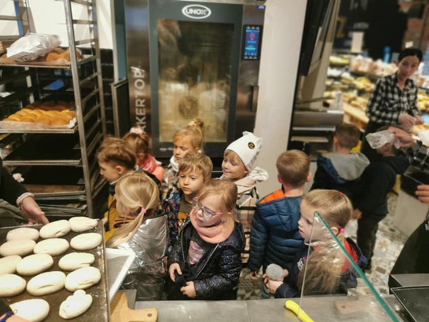 Przedszkolaki z Chodzieży świętowały Światowy Dzień Chleba. Dzieci odwiedziły piekarnię i upiekły bułki