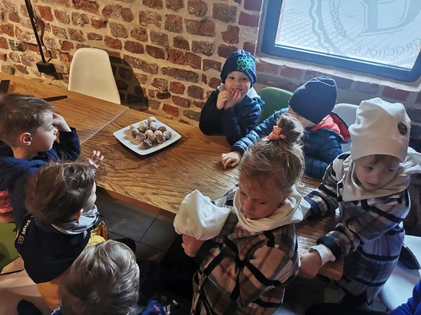 Przedszkolaki z Chodzieży świętowały Światowy Dzień Chleba. Dzieci odwiedziły piekarnię i upiekły bułki