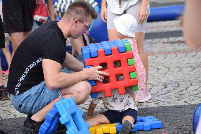 Sieradz na niebiesko - akcja Fundacji Dzieciom Puzzle na Rynku ZDJĘCIA
