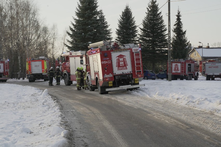 Płonie zakład w Jaśle przy ulicy Młynarskiej. Z ogniem walczy ponad 40 strażaków [ZDJĘCIA]