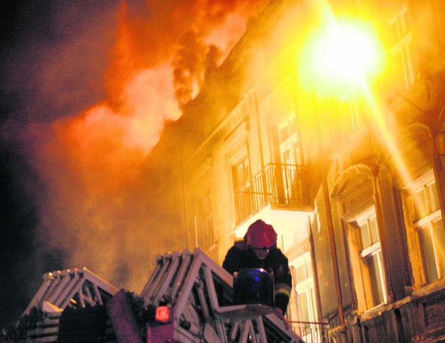 Pożar kamienicy gasiło prawie pięćdziesięciu strażaków