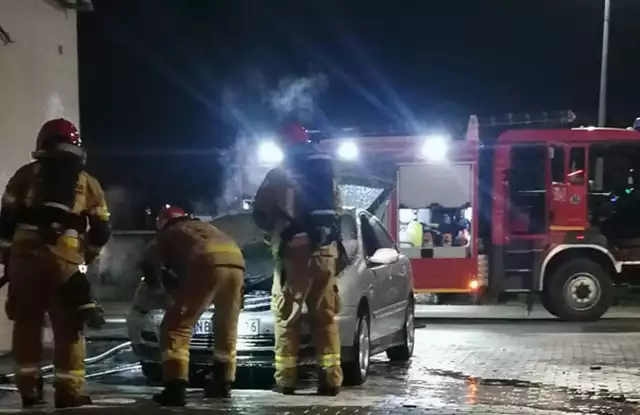 Pleszew. O krok od tragedii. Na stacji benzynowej zapalił się samochód