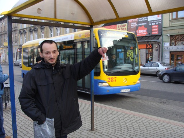 Krzysztof Urban z Tarnowa, który jest bezrobotny, liczy, że radni przyjmą uchwałę proponowaną przez SLD. Decyzja na kolejnej sesji
