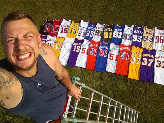 Rafał Niewiadomski z Zelowa posiada bogatą kolekcję koszulek meczowych z NBA