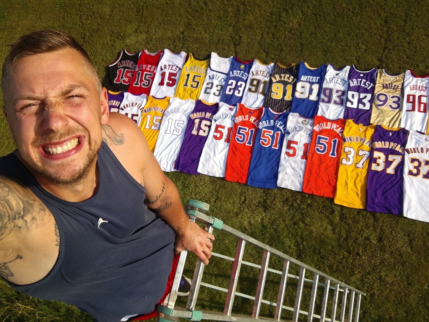 Rafał Niewiadomski z Zelowa posiada niezwykłą kolekcję koszulek NBA |  Bełchatów Nasze Miasto