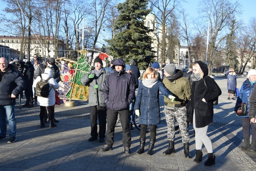 Protest przeciwko segregacji sanitarnej i dyskryminacji w Częstochowie. Manifestujący sprzeciwiają się ustawie nr 1846 i szczepieniom