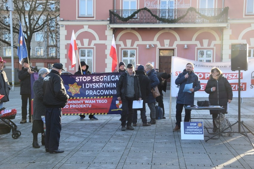 Protest przeciwko segregacji sanitarnej i dyskryminacji w Częstochowie. Manifestujący sprzeciwiają się ustawie nr 1846 i szczepieniom