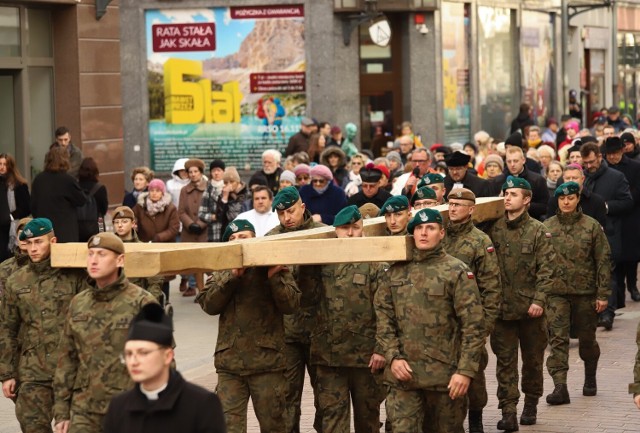 Tradycyjnie z udziałem wojska w piątek przed Niedzielą Palmową ulicami starówki przeszła Droga Krzyżowa. W tym roku miała wyjątkowy charakter. Inspiracją do jej rozważań były słowa św. Jana Pawła II o pokoju. Wierni modlili się o pokój, szczególnie na Ukrainie. 4, 8 i 12 stację przeczytali po ukraińsku wierni z parafii grekokatolickiej w Toruniu. Droga Krzyżowa wyruszyła o godz. 17 sprzed kościoła garnizonowego. Wierni doszli do katedry św. Janów, gdzie odprawiona została msza święta.

Czytaj też:

Kodeks Korwina ma stać się zabytkiem. Czy to gwarancja jego pozostania w Toruniu?