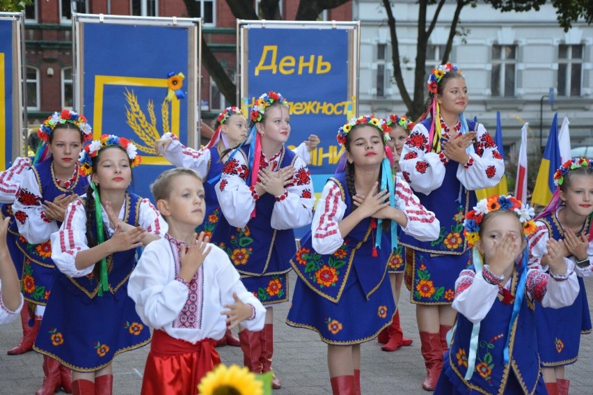 Obchody rozpoczęło odśpiewanie hymnów Polski i Ukrainy, po...