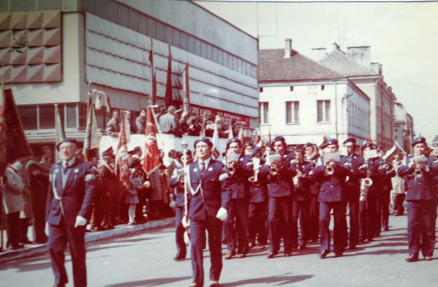 Orkiestra zugilowska podczas pochodu 1-majowego, rok 1982