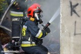 Pożar na ul. Sudoła w Oleśnicy. Na miejscu interweniowało kilka zastępów straży pożarnej 