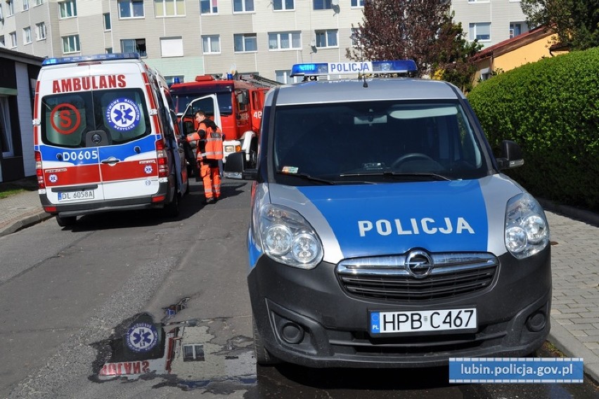 Ewakuowali rodzinę z płonącego domu. Starszej pani i...