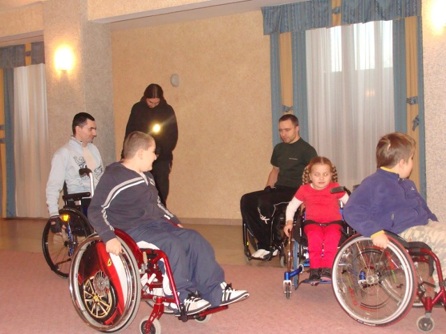 wyścigi na wózkach. Od lewej Rafael, Kuba, Tomek, Zuzia i Wiktor