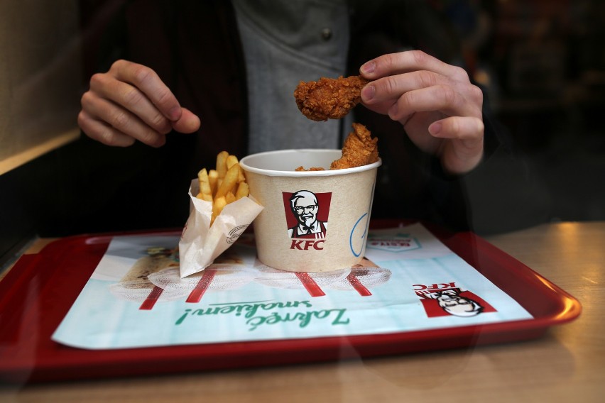 Kraków. KFC rozdaje darmowe kurczaki, tłumy w lokalach [ZDJĘCIA]