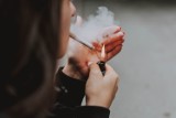 Już jeden papieros dziennie może zaburzać gospodarkę hormonalną u kobiet. Jak nikotyna wpływa na stężenie wydzielanych estrogenów?