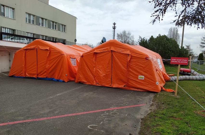 Koronowirus. Strażacy z Pruszcza stawiali namioty przed szpitalem w Gdańsku |ZDJĘCIA