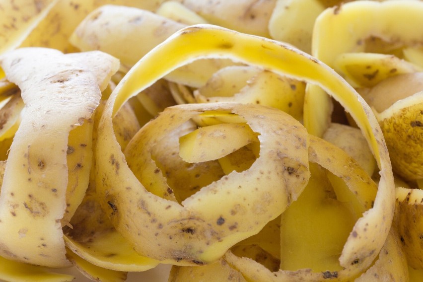 Frytki lub chipsy można zrobić również ze skórek ziemniaków,...