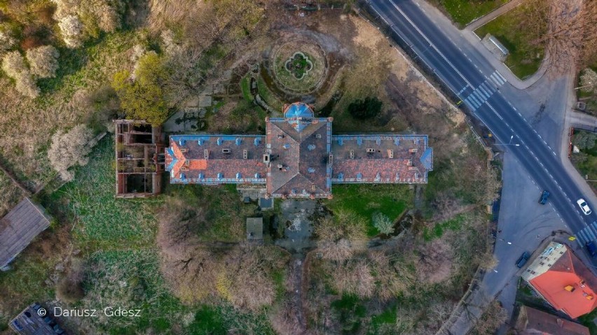 Opuszczony pałac w Mokrzeszowie.