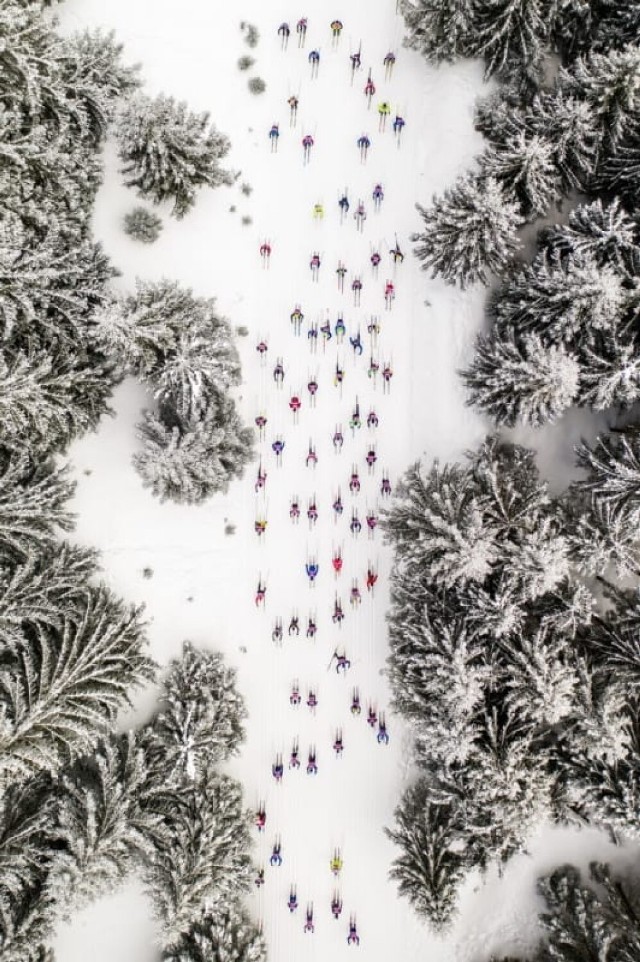 “Falling Skiers” - zwycięskie zdjęcie Drone Photo Awards w kategorii Sport