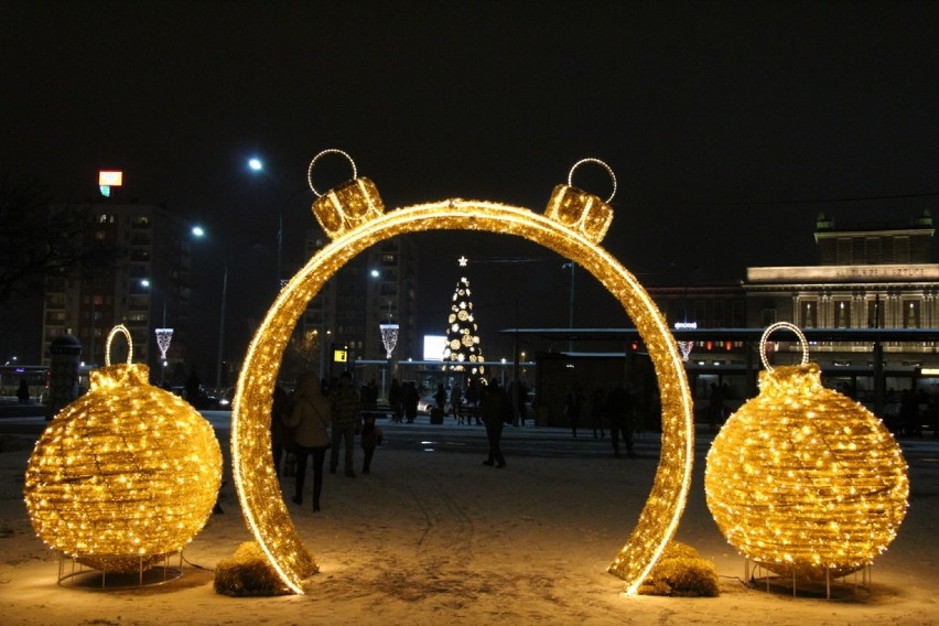 Świąteczne iluminacje rozświetlają wieczorami śródmieście