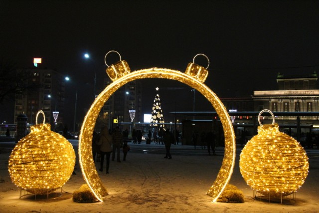 Świąteczne iluminacje rozświetlają wieczorami śródmieście