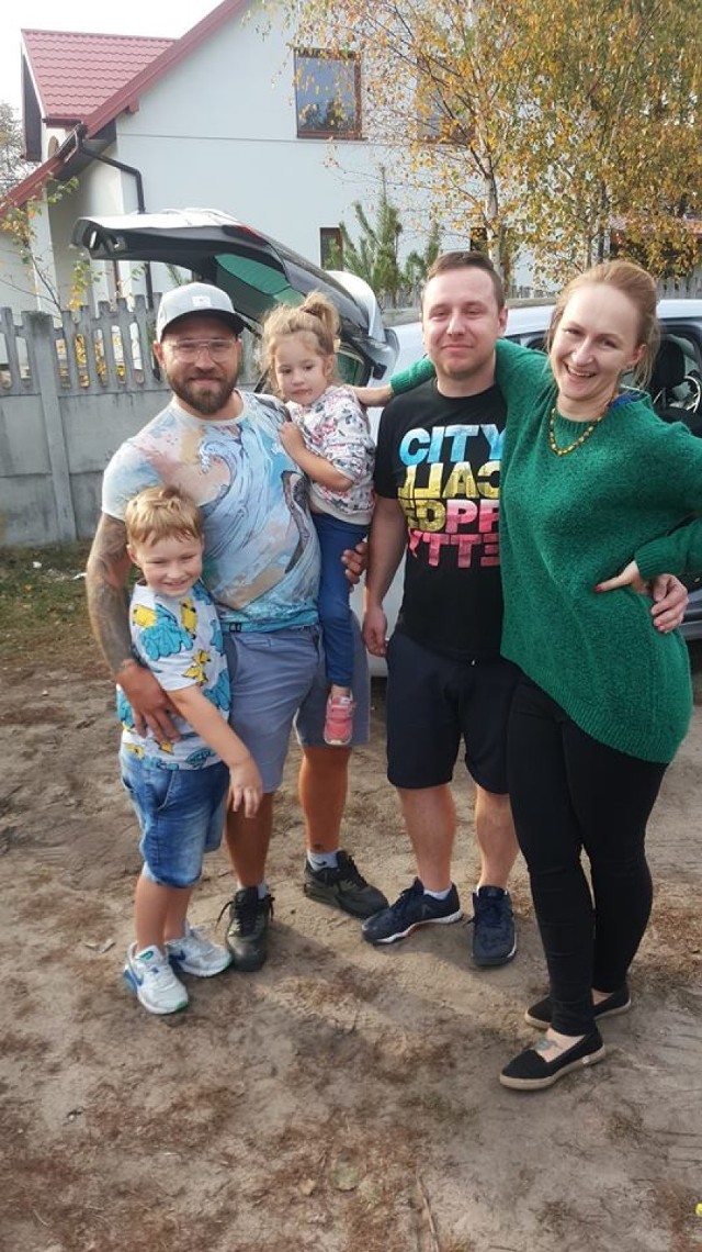 Szczęśliwa rodzina już w komplecie w Polsce wraz ze zmęczonym kierowcą, który przywiózł męża pani Izy oraz dzieci
