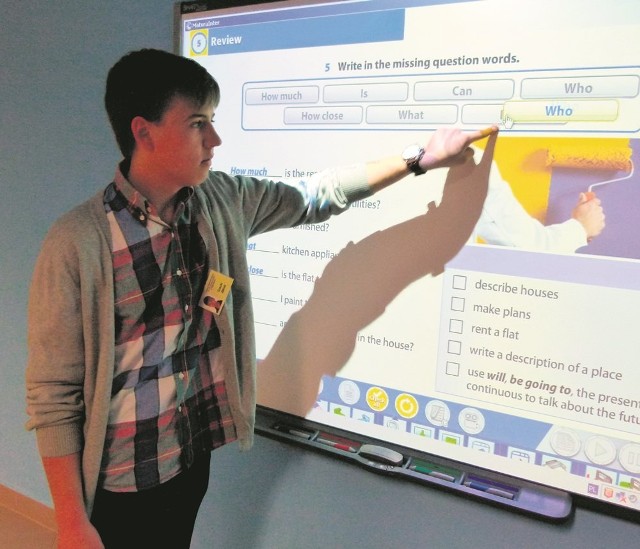 Nową tablicę interaktywną otrzymali uczniowie I LO w Bełchatowie