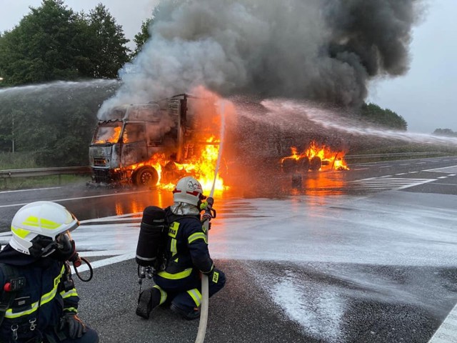 Pożar TIR-a na drodze krajowej nr 10 między Bydgoszczą a Solcem Kujawskim. Po dojeździe strażacy zastali rozwinięty pożar całego zestawu, który w naczepie przewoził puste beczki. Zdjęcia z akcji gaśniczej zamieszczamy w galerii. ▶▶