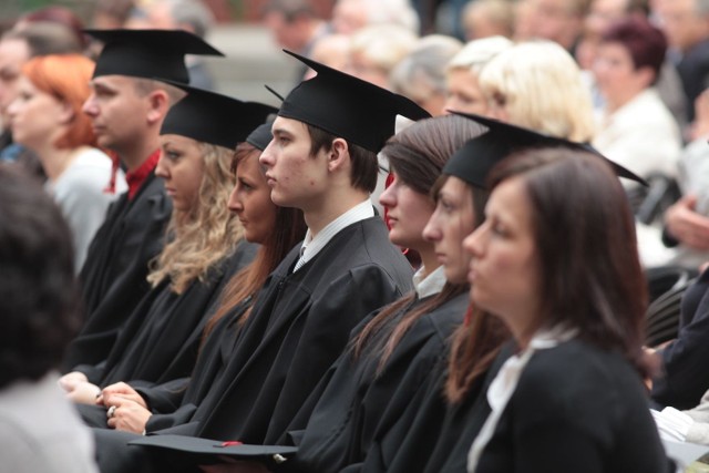 Łódzkie uczelnie wyższe ogłosiły wysokości stypendiów studenckich.