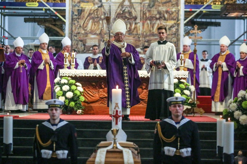 Pogrzeb ks. Stanisława Bogdanowicza. Duchowny spoczął w krypcie kapłanów [ZDJĘCIA, WIDEO]