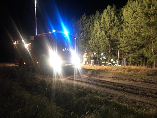 Strażacy z OSP w Dobiegniewie wezwanie do nietypowej akcji odebrali w drugi dzień świąt, 26 grudnia. Chodziło o psa, który wpadł do studzienki i nie mógł się z niej wydostać o własnych siłach.

Pies wpadł do niezabezpieczonej studzienki kanalizacyjnej i nie mógł się z niej wydostać. Strażacy wydobyli czworonoga i przekazali go do schroniska dla zwierząt Młodolino. To właśnie z tego schroniska psiaka może odebrać jego właściciel.

Strażacy z OSP w Dobiegniewie o nietypowej akcji poinformowali na facebooku. Zdjęcia z akcji publikujemy dzięki ich uprzejmości.


Zobacz też wideo: Nie daj się oszukać fałszywemu policjantowi. To sposób oszustów na wyłudzenie pieniędzy


