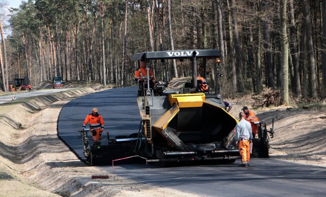 Na zbudowanej od nowa ulicy Południowej w Grudziądzu drogowcy układają bitumiczną warstwę ścieralną.