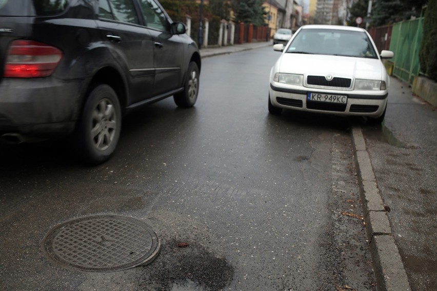 Kraków. Ulica Ostatnia dalej niedostępna, chociaż asfalt położony [ZDJĘCIA]