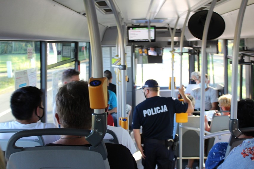 Koronawirus. Policjanci z Łasku sprawdzali maseczki w autobusach ZDJĘCIA