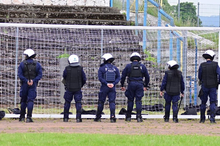 Wałbrzych: Ćwiczenia policjantów na stadionie przy ul. Ratuszowej (ZDJĘCIA)