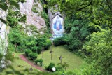 Niezwykła Dolina Mnikowska z iglicami i malowidłem skalnym. Turystów wita bijącym źródłem potoku Sanka. Zobacz jak pięknie