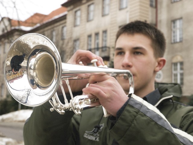 Mateusz Młynarz, uczeń miasteckiej szkoły muzycznej, jest w stanie zagrać przyszły hejnał na trąbce