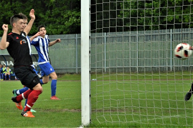 MKP Unia Oświęcim pokonał Fablok Chrzanów 1:0(1:0) w pierwszej lidze juniorów starszych zachodniej Małopolski. Na zdjęciu: Kacper Chluba strzela zwycięską bramkę dla oświęcimian.