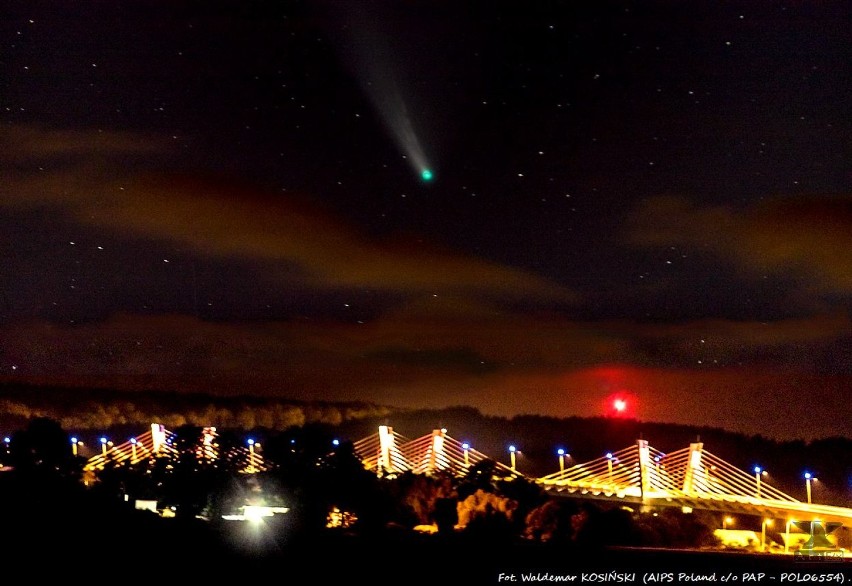 Kometę Neowise udało się uchwycić nad mostem w Korzeniewie.