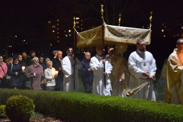 Liturgia Wigilii Paschalnej i procesja rezurekcyjna w parafii bł. Karoliny w Tychach