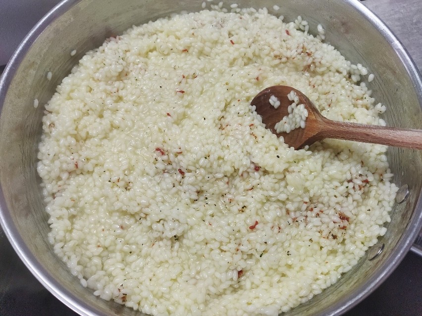 Jak już ryż będzie dostatecznie miękki, dodaj przyprawy do...